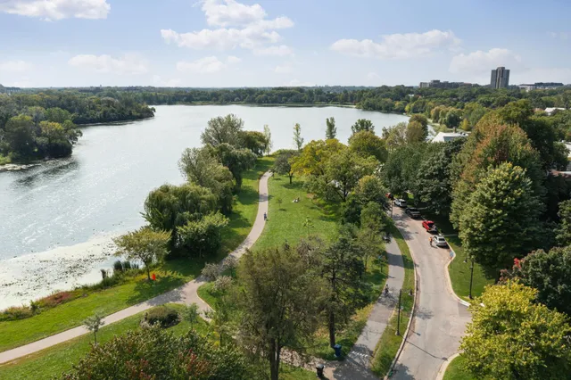 $2,895,000 | 2400 West Lake Of The Isles Parkway, Minneapolis, MN 55405