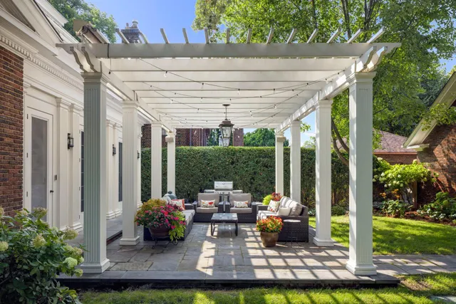 $2,895,000 | 2400 West Lake Of The Isles Parkway, Minneapolis, MN 55405