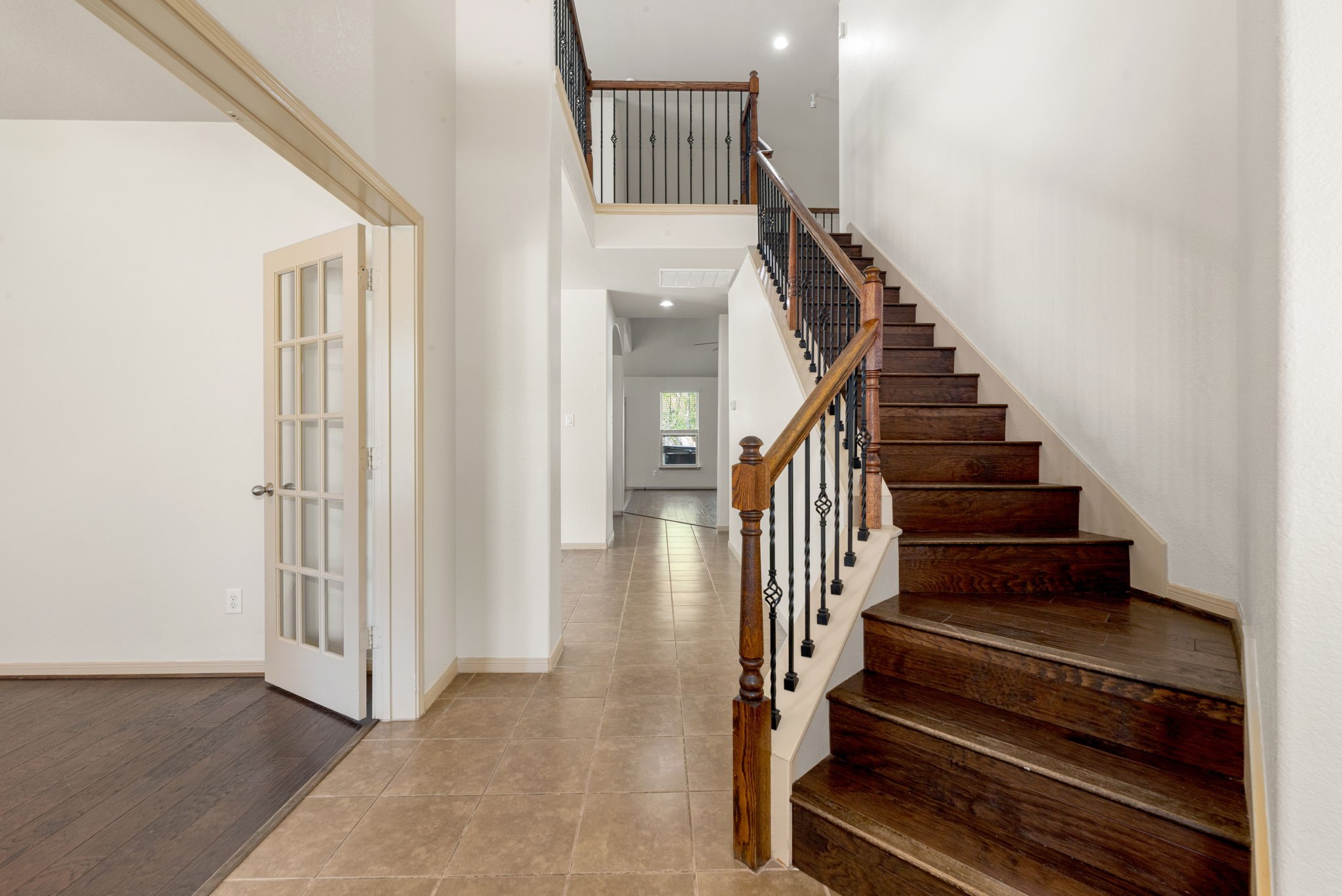 51 Handbridge Place Tomball, TX 77375 - Photo 5 of 46 a view of entryway