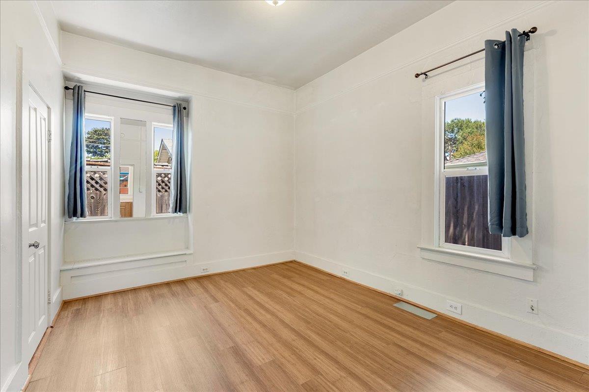 113 Fairbanks Street Santa Cruz, CA 95060 - Photo 18 of 27 an empty room with window