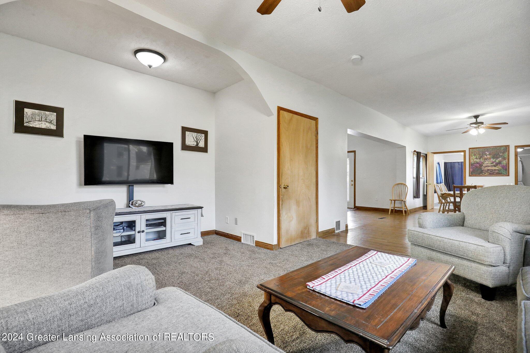 402 South Main Street Perry, MI 48872 - Photo 12 of 34 living room