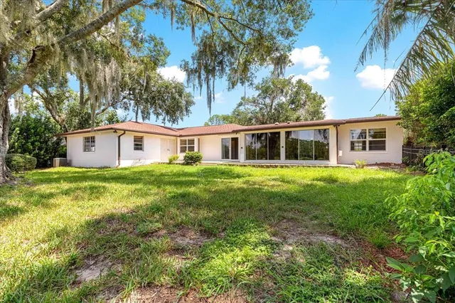 a view of a yard in front of the house