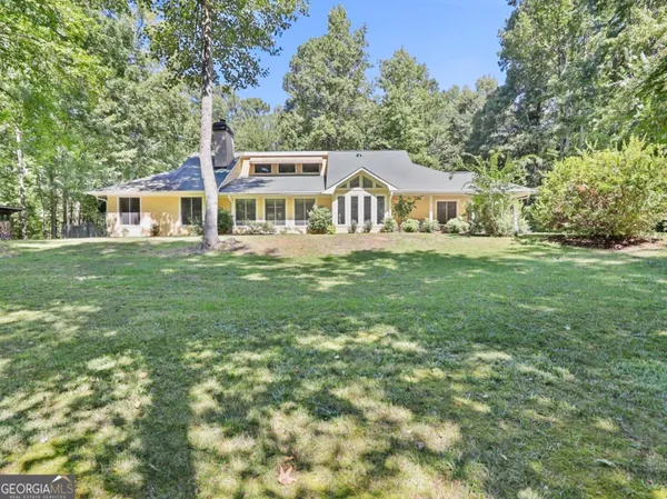 a view of a house with a yard
