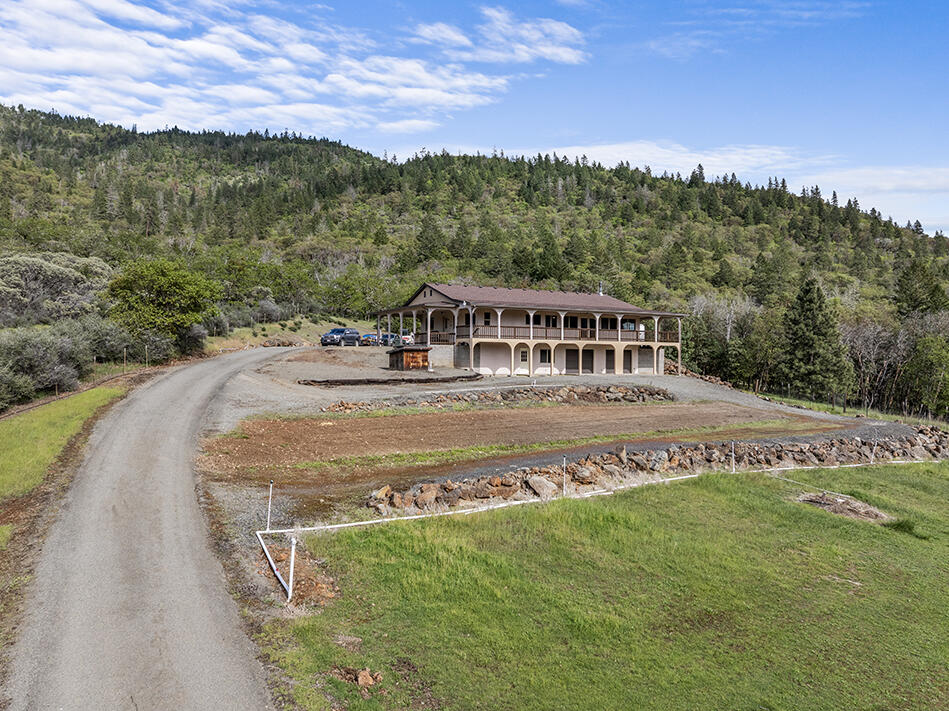 10300 North Applegate Road Grants Pass, OR 97527 - Photo 5 of 40 5
