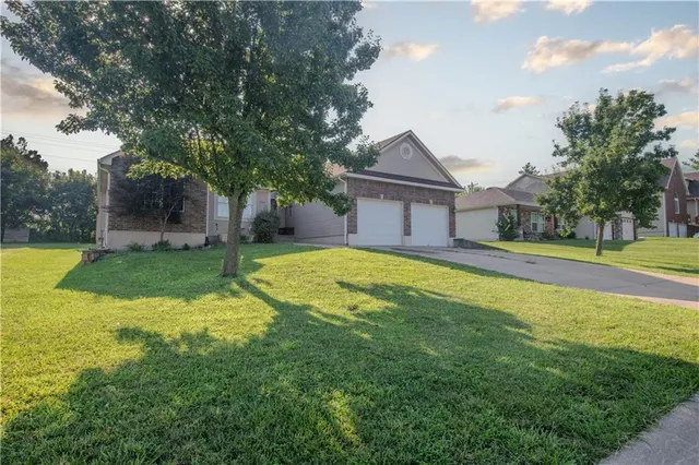 $319,900 | 2500 Twin Oaks Drive, Harrisonville, MO 64701