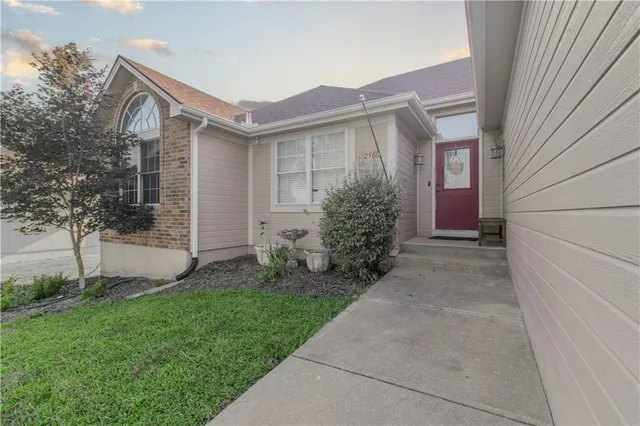 $319,900 | 2500 Twin Oaks Drive, Harrisonville, MO 64701