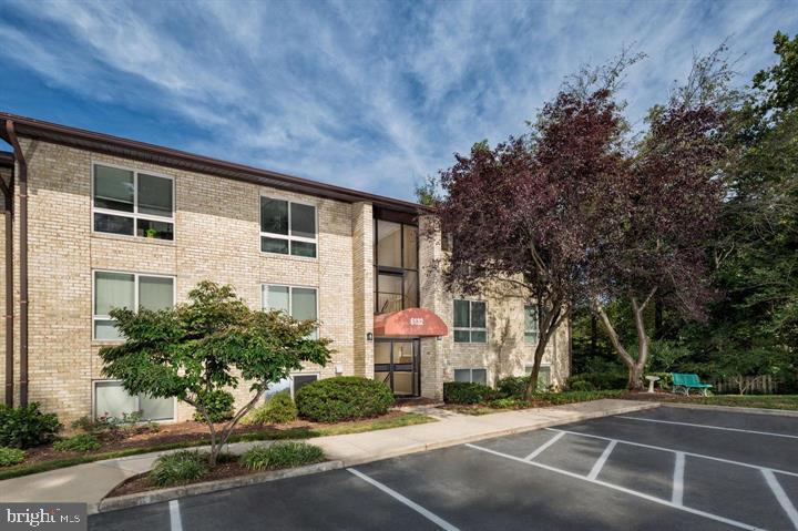 6 Knoll Ridge Court, Unit 1432 Baltimore, MD 21210 - Photo 4 of 20 a front view of a building with street view