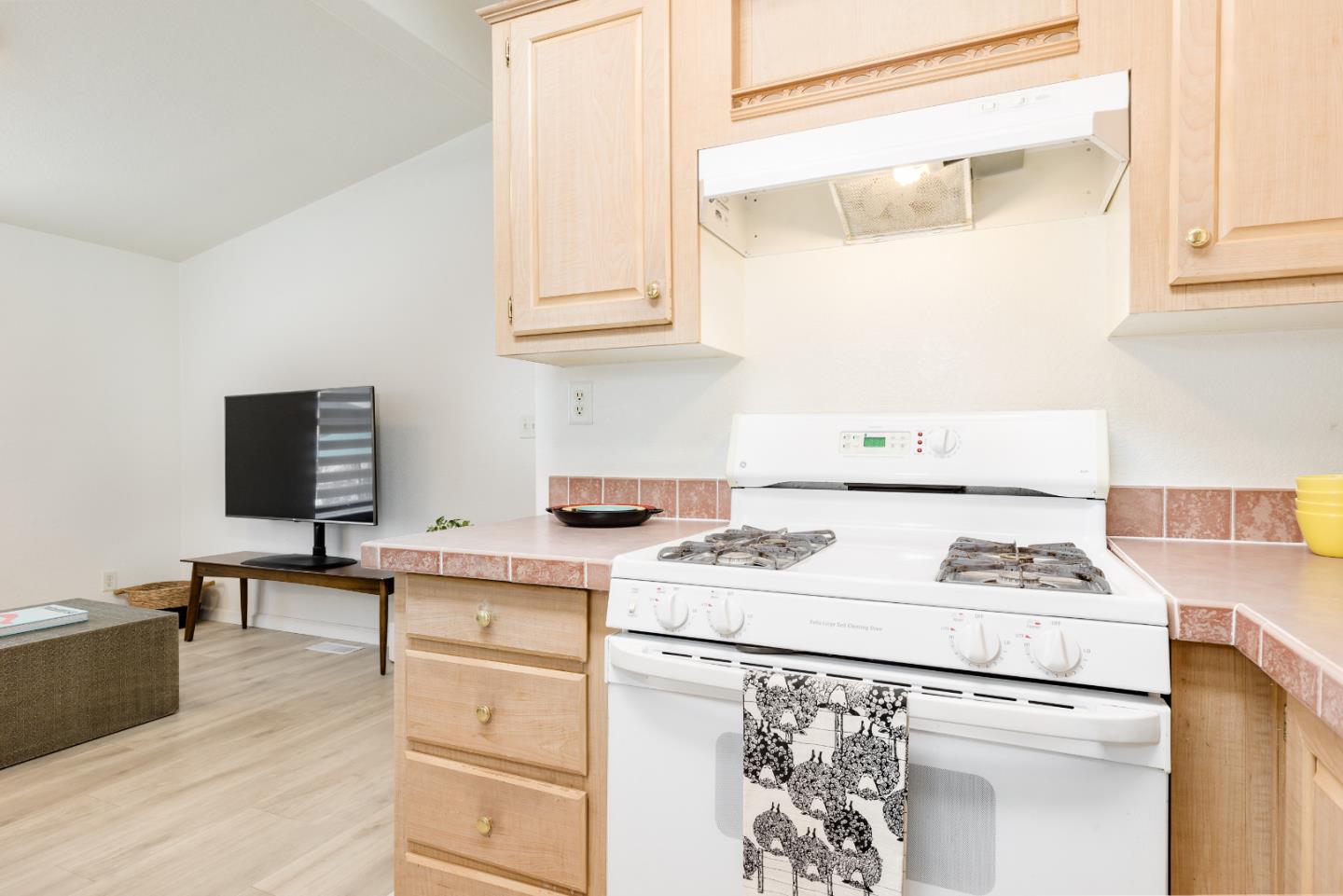 2546 Capitola Road, Unit 6 Santa Cruz, CA 95062 - Photo 14 of 40 a kitchen with a stove a sink and a microwave