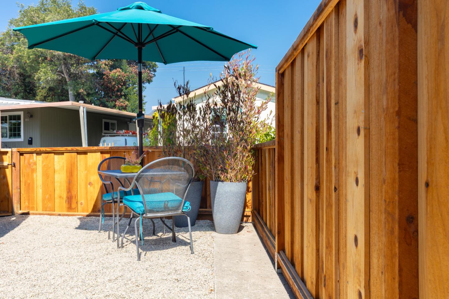 2546 Capitola Road, Unit 6 Santa Cruz, CA 95062 - Photo 28 of 40 a backyard of a house with table and chairs