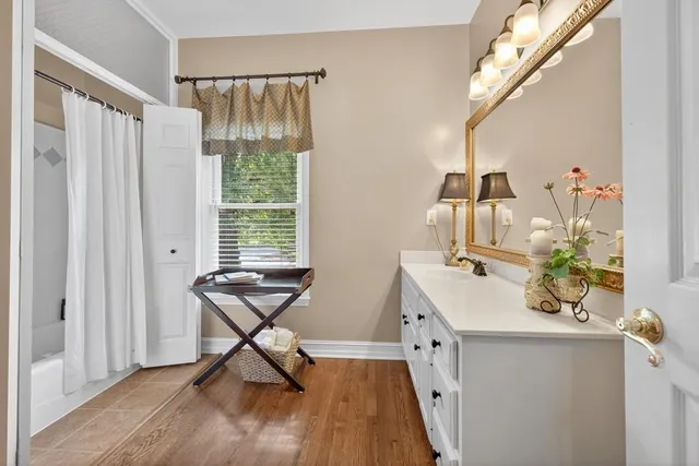 a view of livingroom with furniture