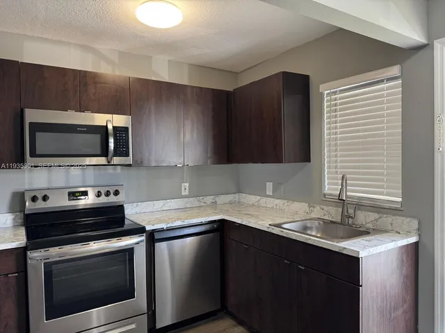 $1,500 | 617 Ixoria Avenue, Unit 19, Fort Pierce, FL 34982