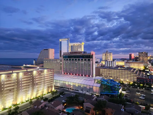 a view of entryway with city view