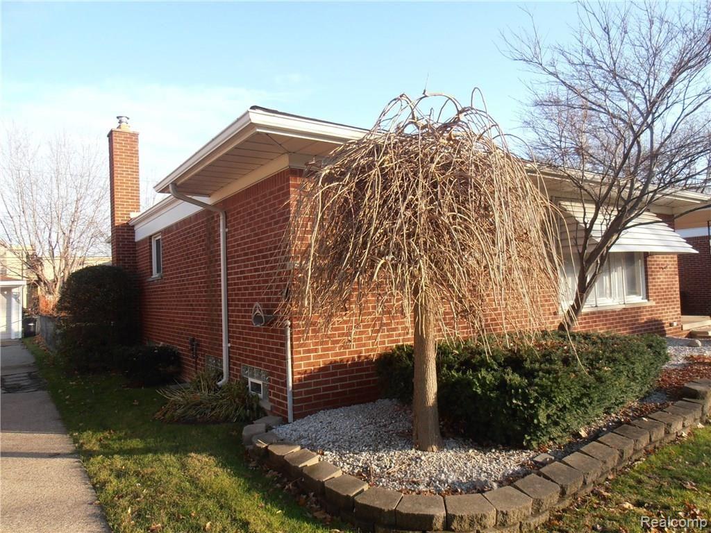 27690 Jean Road Warren, MI 48093 - Photo 3 of 36 Easy to care for home