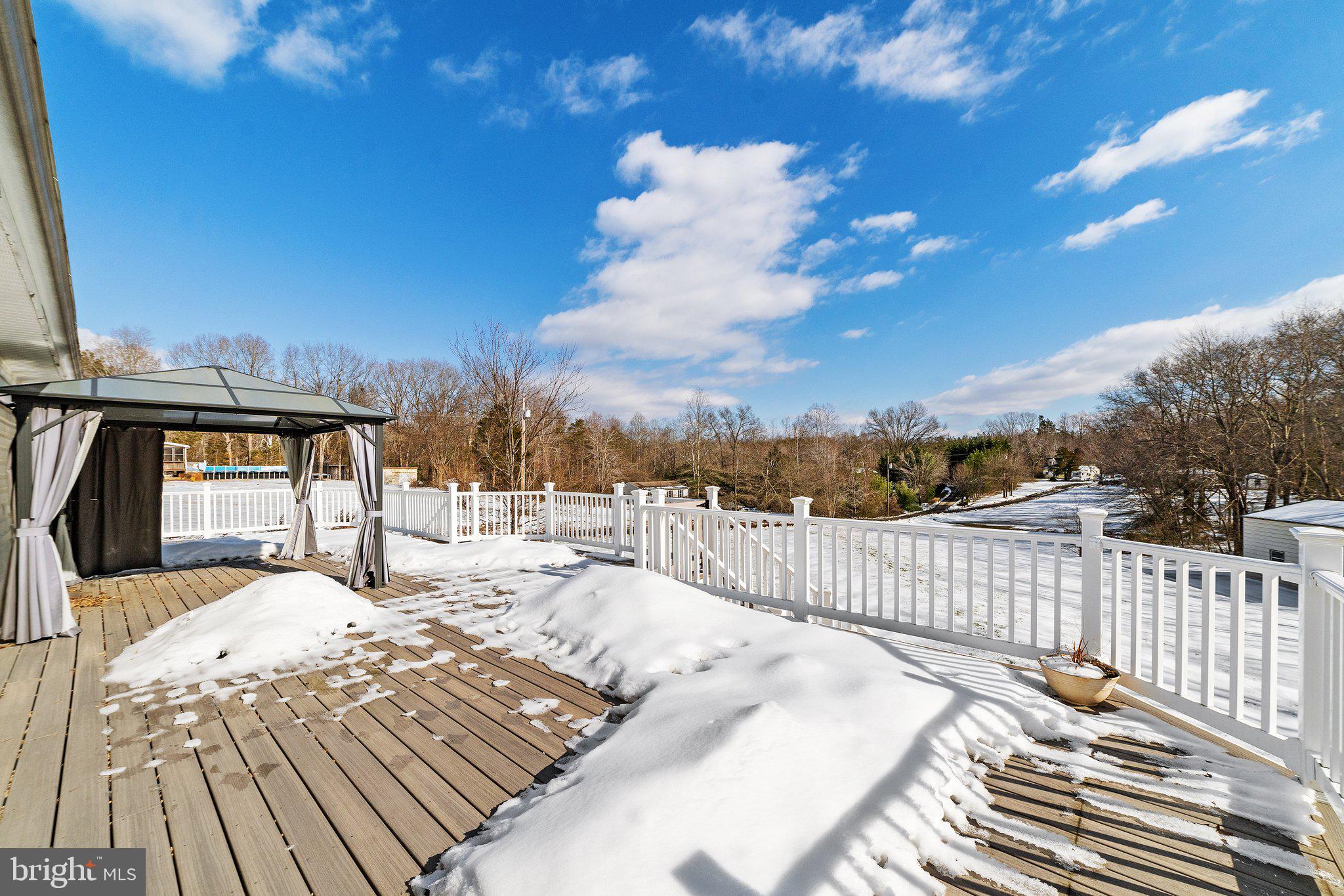13877 Union Church Road Sumerduck, VA 22742 - Photo 70 of 79 Expansive Sundeck - Composite Decking & Rails