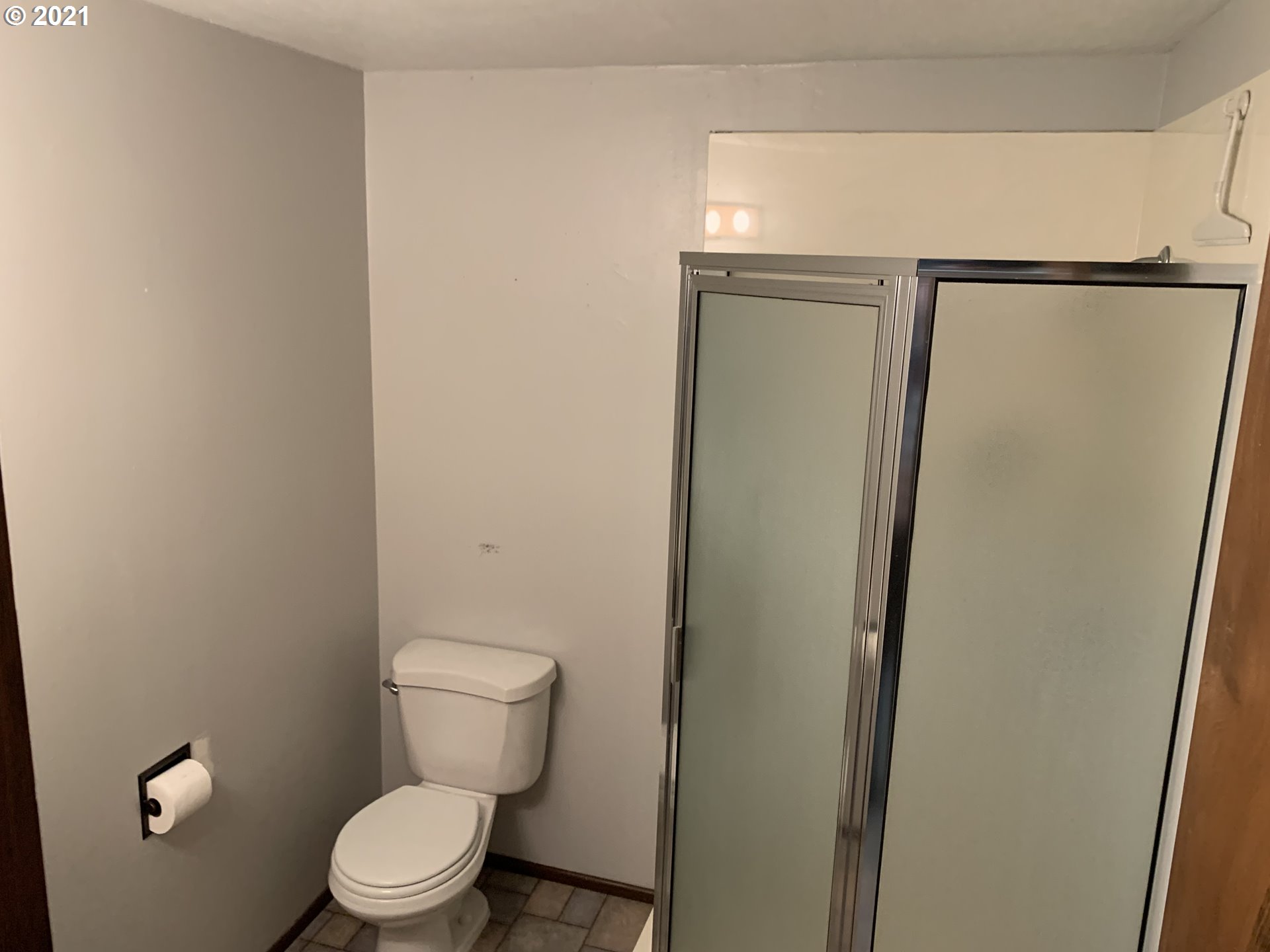 2580 Viewmont Avenue Springfield, OR 97477 - Photo 14 of 14 a white toilet sitting next to a shower