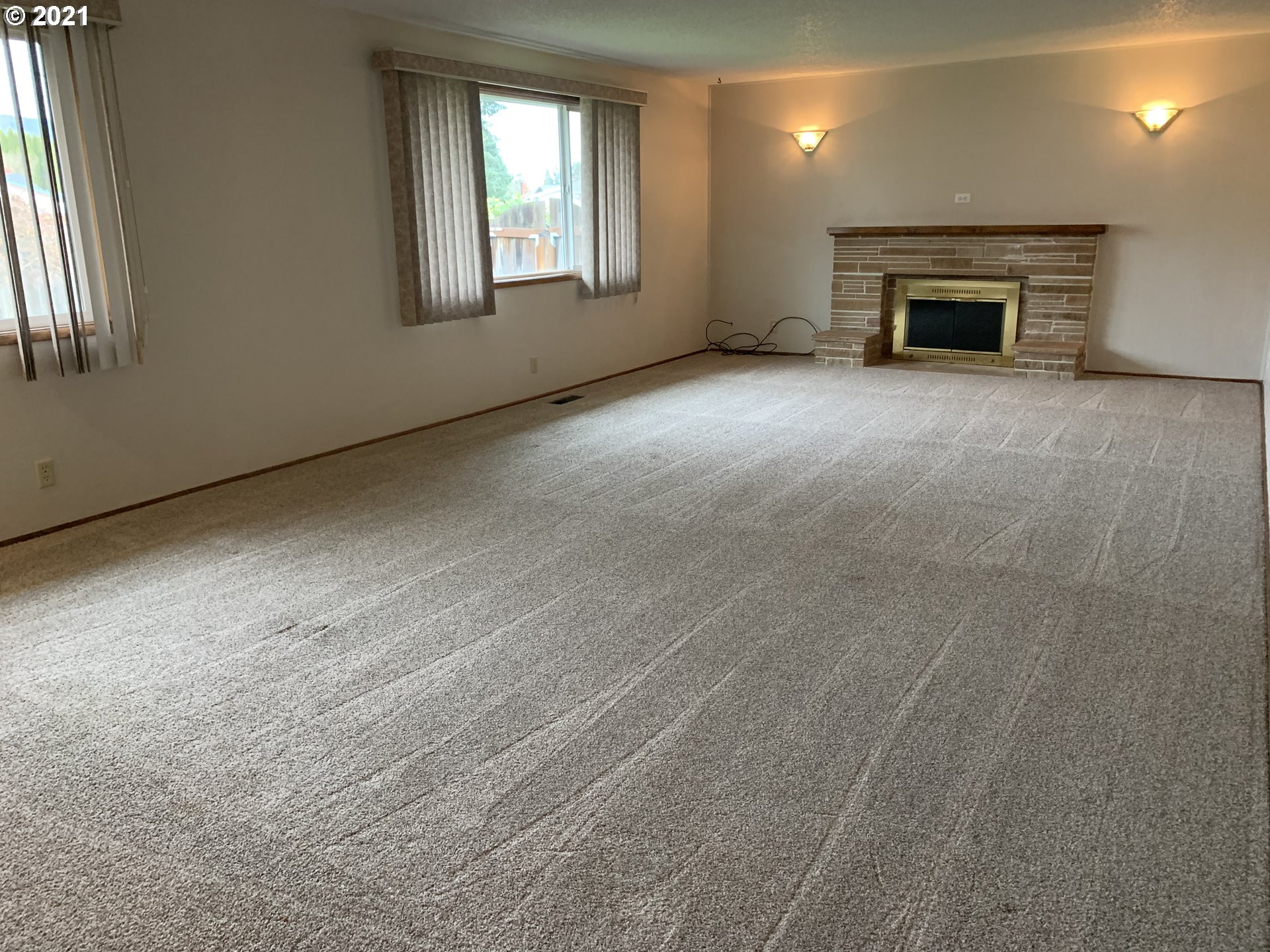 2580 Viewmont Avenue Springfield, OR 97477 - Photo 3 of 14 an empty room with windows