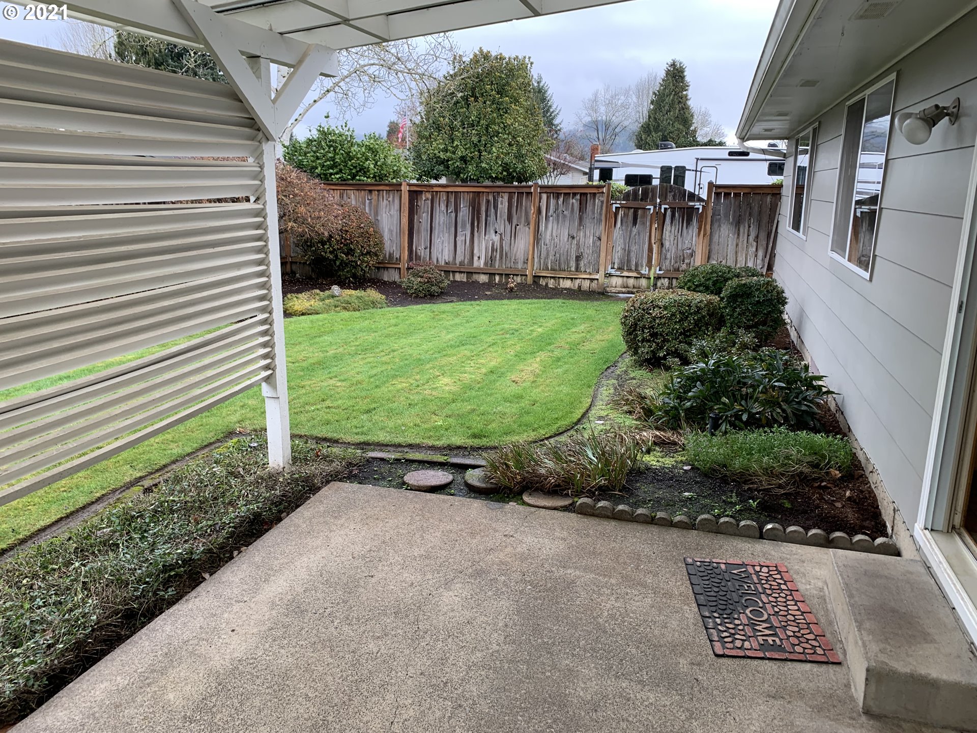 2580 Viewmont Avenue Springfield, OR 97477 - Photo 8 of 14 a view of a backyard with plants