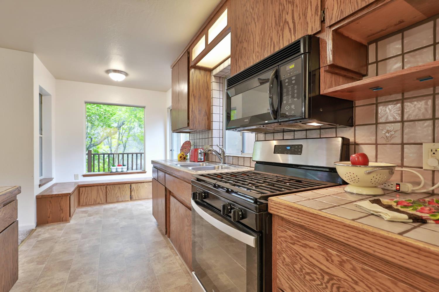 4773 Jacarah Road Placerville, CA 95667 - Photo 56 of 94 Sweet window bench with storage in Kitchen nook.