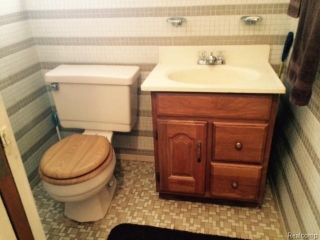 32015 Hayes Road Warren, MI 48088 - Photo 11 of 15 half bath.jpg