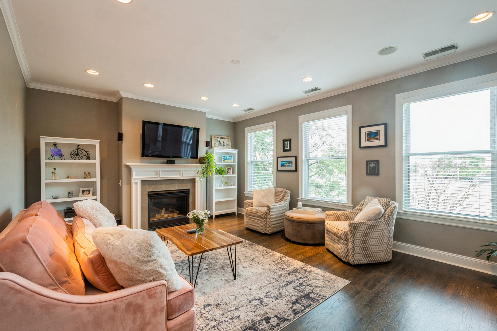 1355 North Mohawk Street, Unit 3S Chicago, IL 60610 - Photo 7 of 18 a living room with furniture fireplace and window