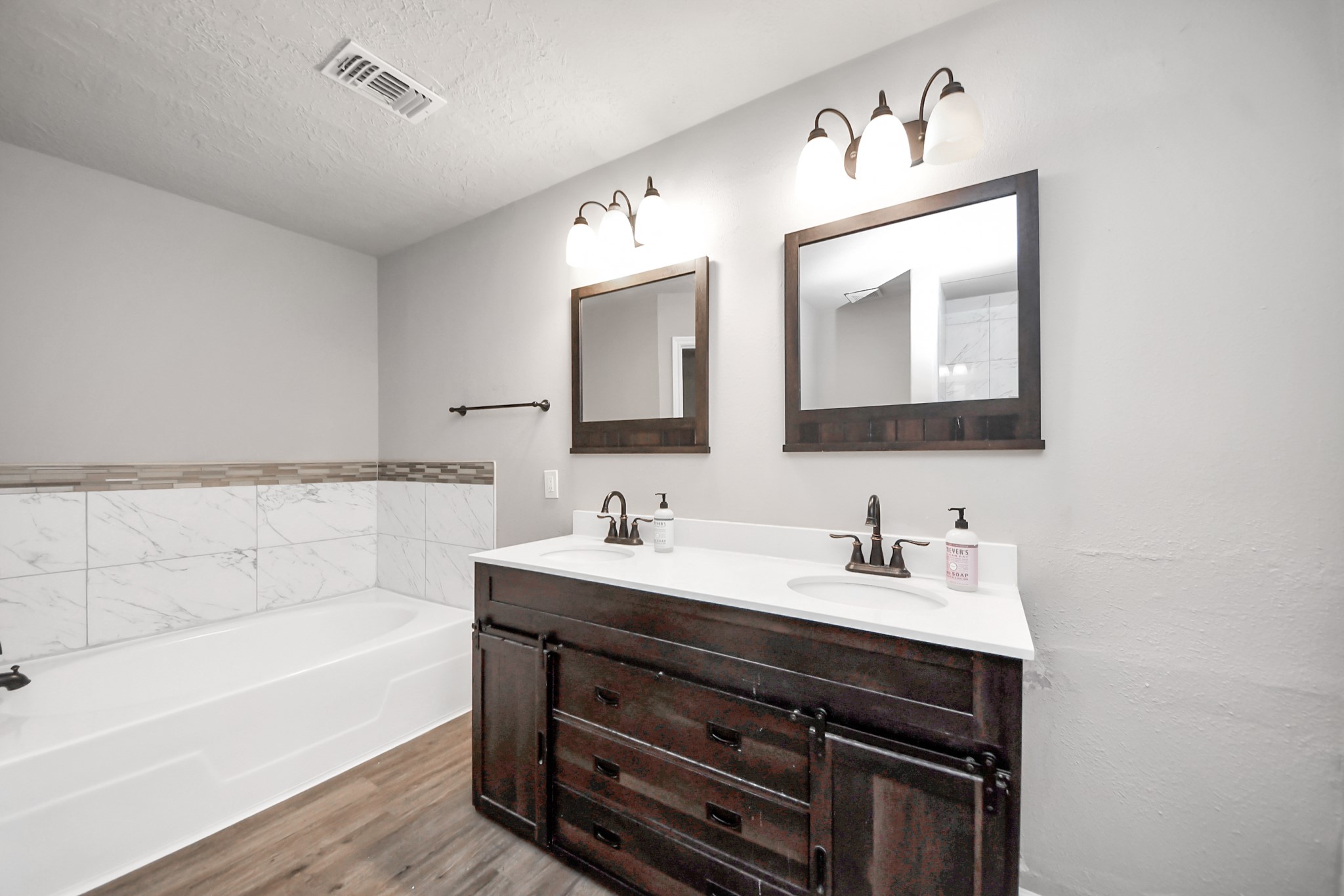 16118 Bunker Ridge Road Houston, TX 77053 - Photo 31 of 41 Primary Bath