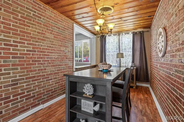 $290,000 | 17 Airline Drive, Farmington, MO 63640