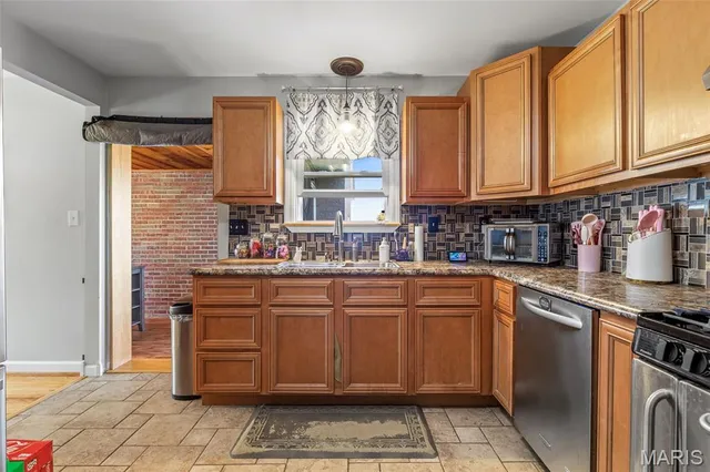 $290,000 | 17 Airline Drive, Farmington, MO 63640