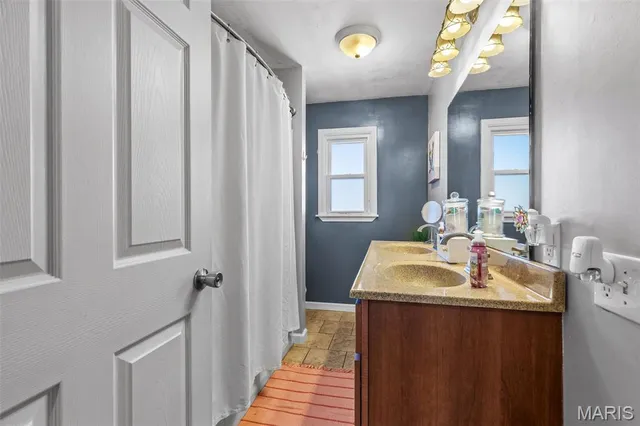 $290,000 | 17 Airline Drive, Farmington, MO 63640