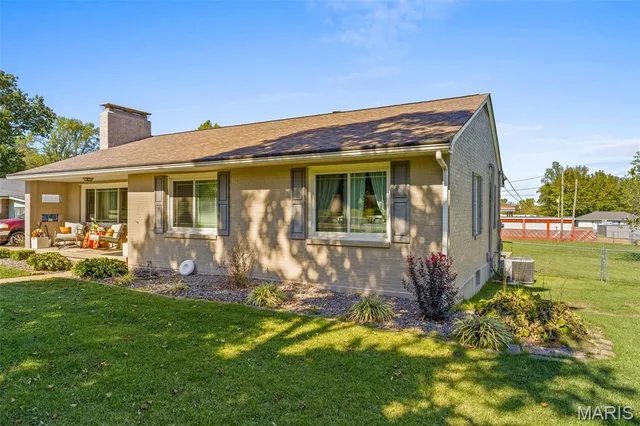 $290,000 | 17 Airline Drive, Farmington, MO 63640