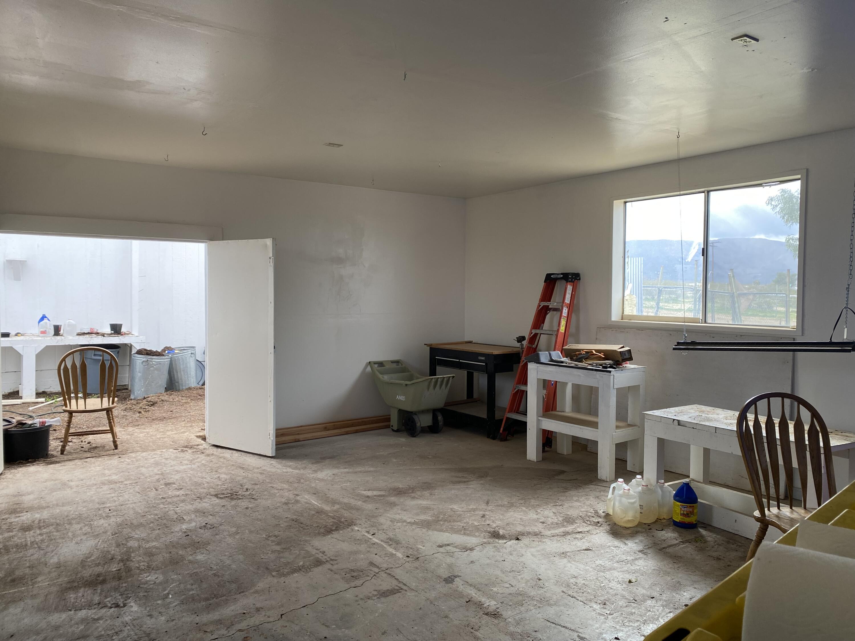 52020 Joshua Tree Road Johnson Valley, CA 92285 - Photo 44 of 48 a room with furniture