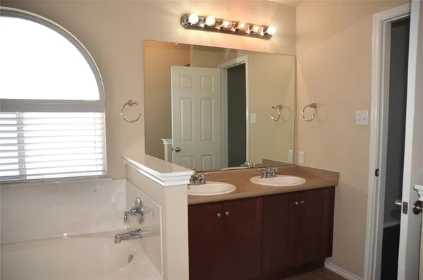 $1,800 | 218 Baldwin Street, Hutto, TX 78634