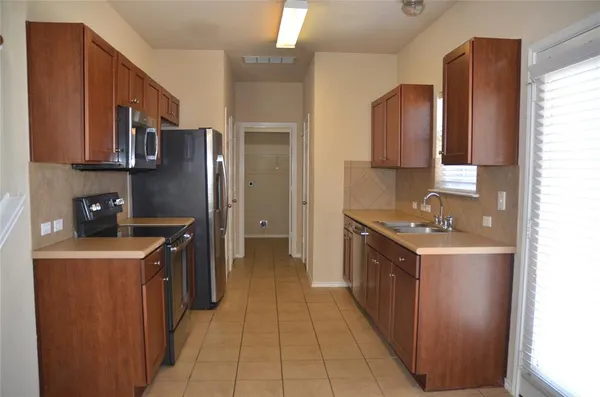 $1,800 | 218 Baldwin Street, Hutto, TX 78634