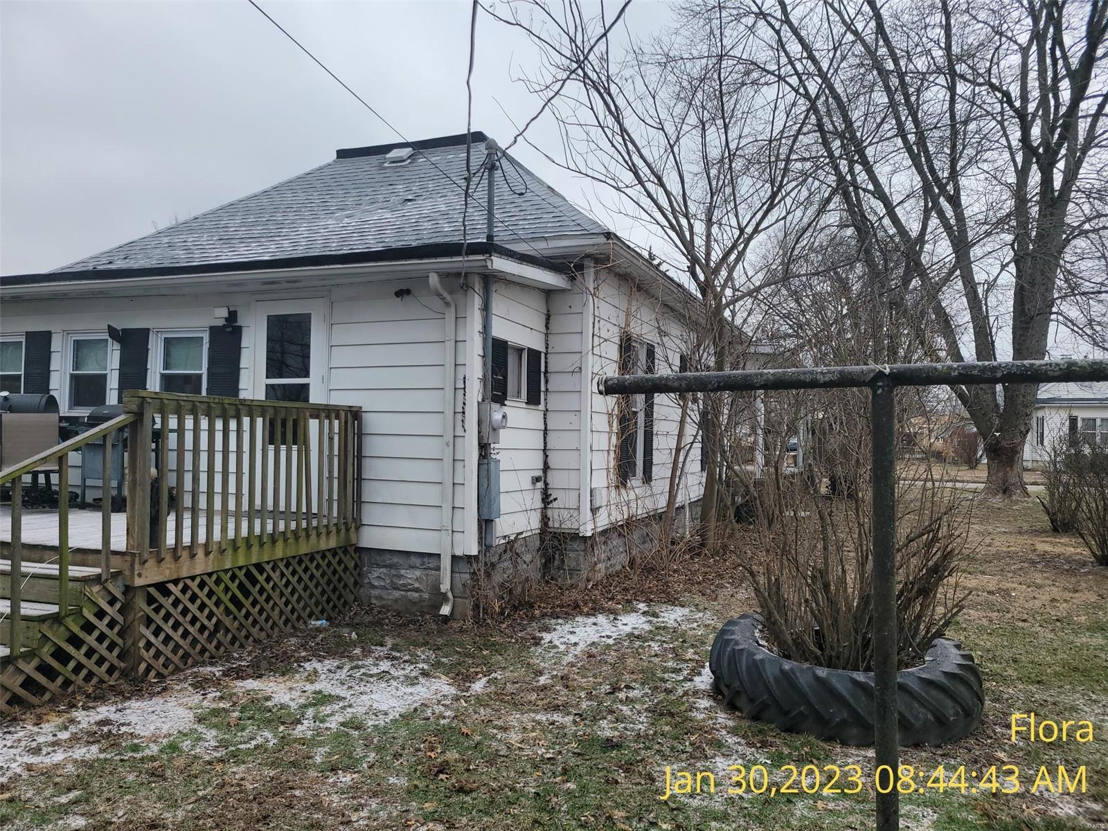 551 West 3rd Street Flora, IL 62839 - Photo 2 of 16