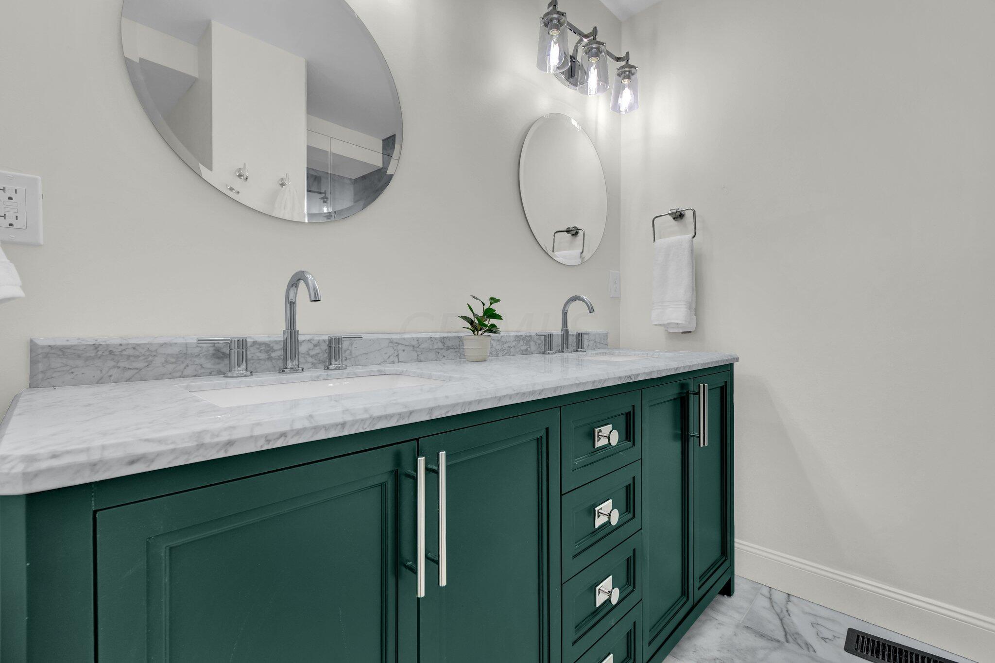 2575 Kent Road Upper Arlington, OH 43221 - Photo 29 of 91 Dual Vanity