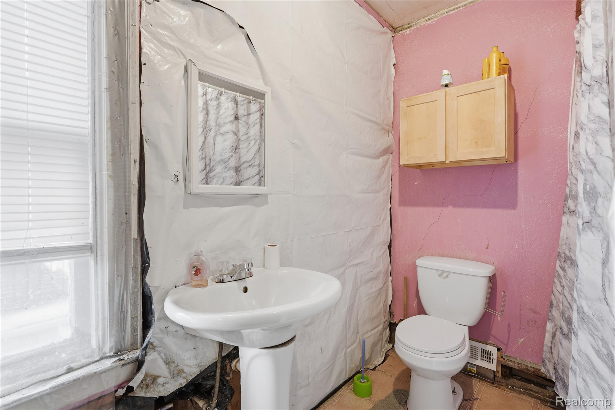 2500 Atkinson Street Detroit, MI 48206 - Photo 14 of 21 Bathroom with toilet
