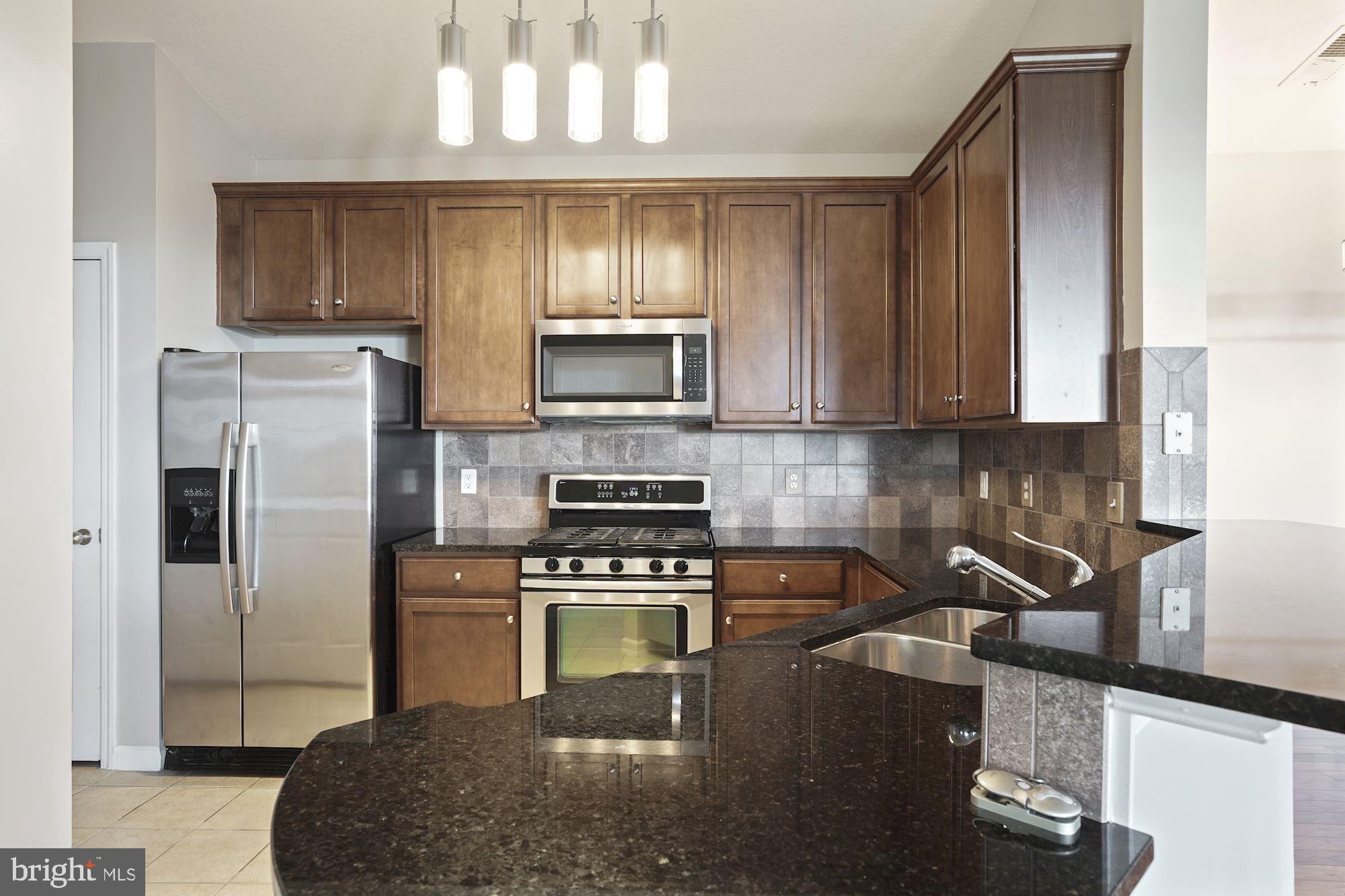 512 Sunset View Terrace Southeast, Unit 406 Leesburg, VA 20175 - Photo 4 of 34 Kitchen boasts large breakfast bar