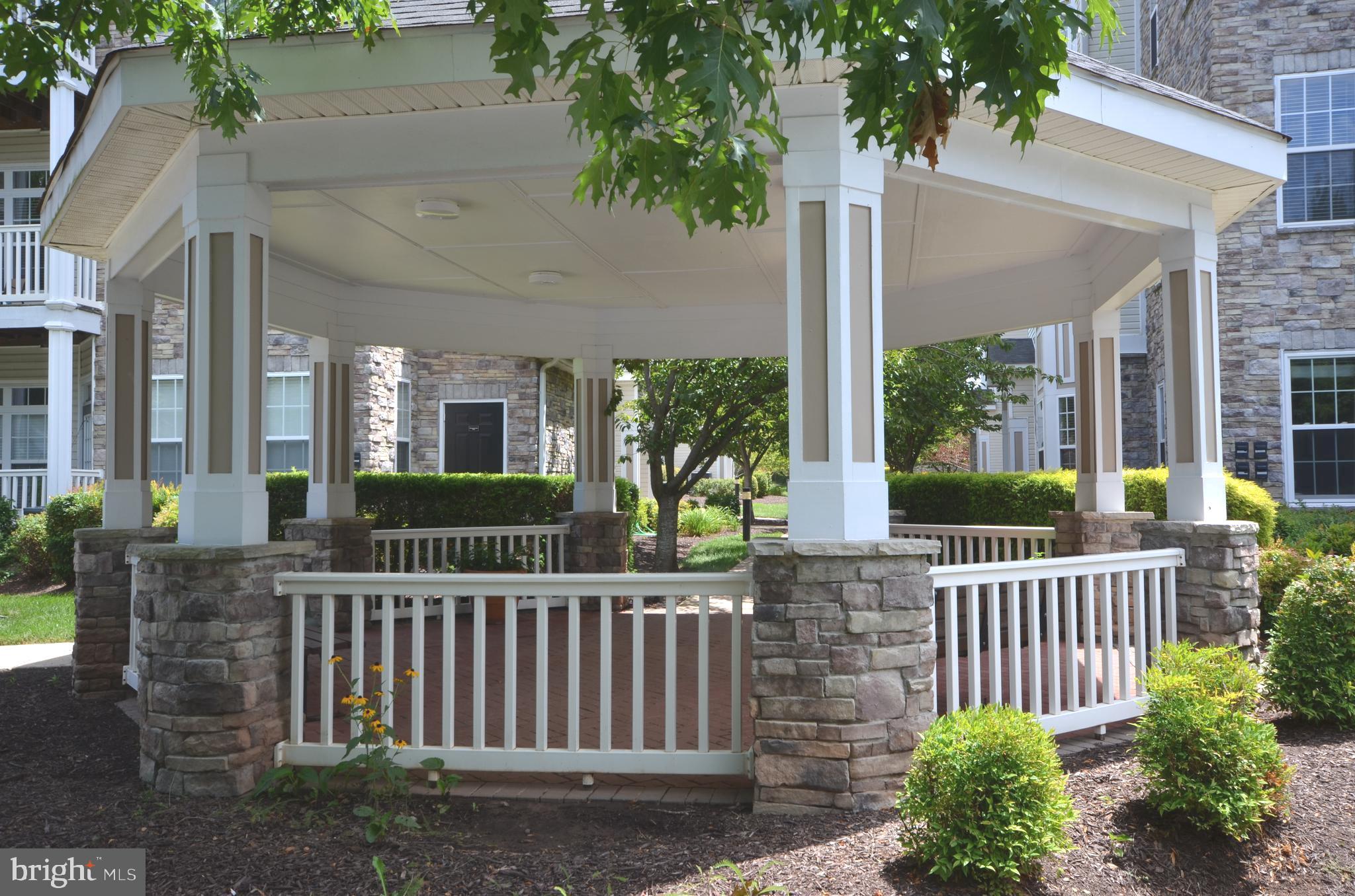 512 Sunset View Terrace Southeast, Unit 406 Leesburg, VA 20175 - Photo 31 of 34 Community gazebo