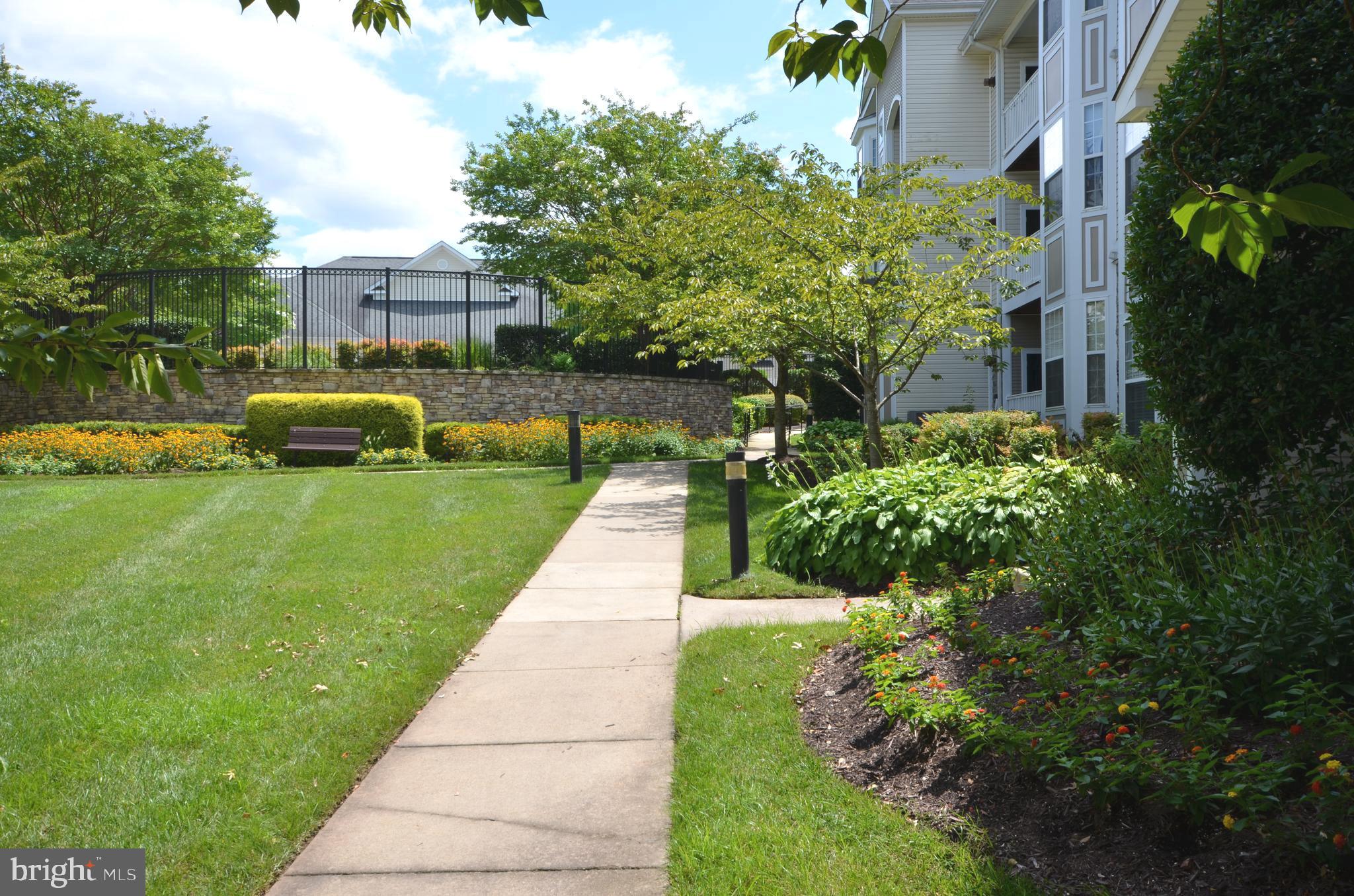 512 Sunset View Terrace Southeast, Unit 406 Leesburg, VA 20175 - Photo 34 of 34 Beautifully maintained grounds