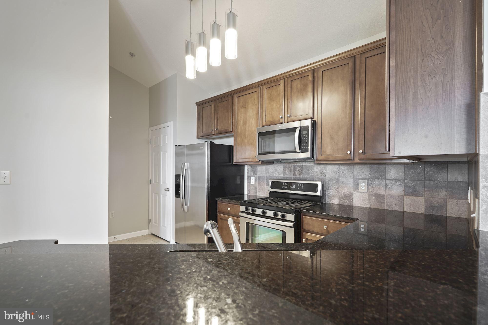 512 Sunset View Terrace Southeast, Unit 406 Leesburg, VA 20175 - Photo 6 of 34 Granite counters and tile back splash