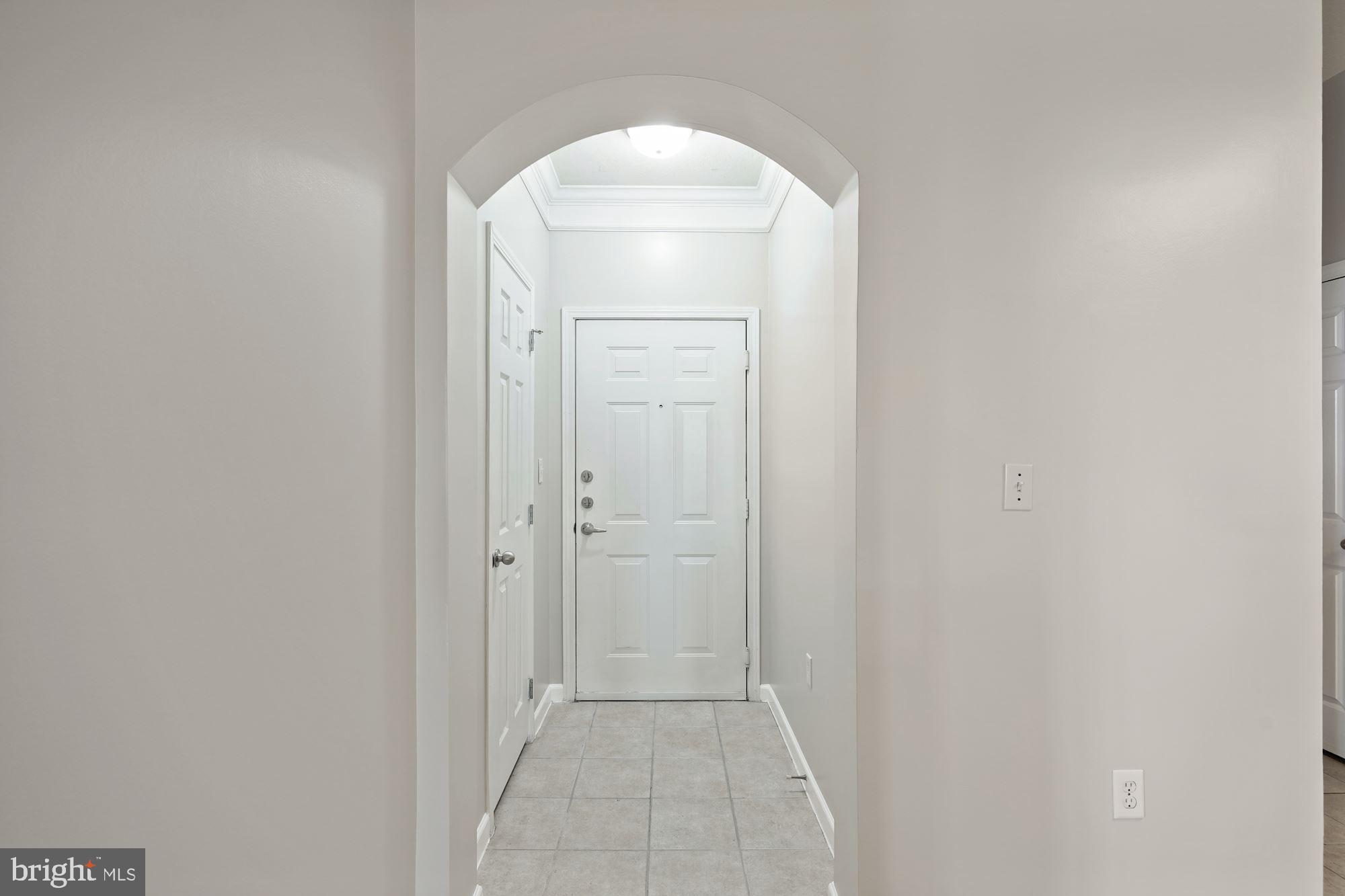 512 Sunset View Terrace Southeast, Unit 406 Leesburg, VA 20175 - Photo 7 of 34 Entry foyer with closet