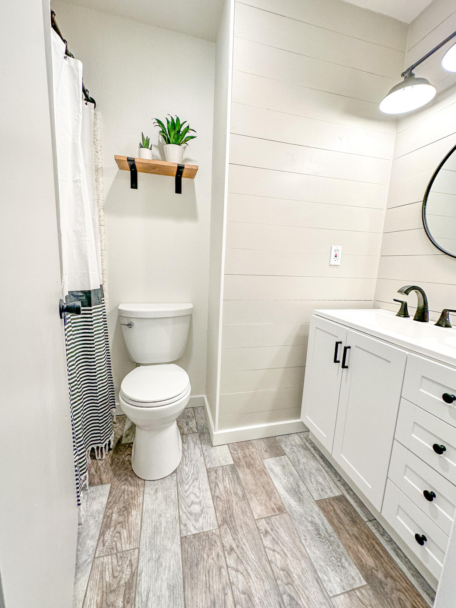 163 Gunnell Road Grants Pass, OR 97526 - Photo 11 of 23 Hall bath