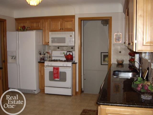 24291 Flower Eastpointe, MI 48021 - Photo 12 of 33 31328880-11.JPG