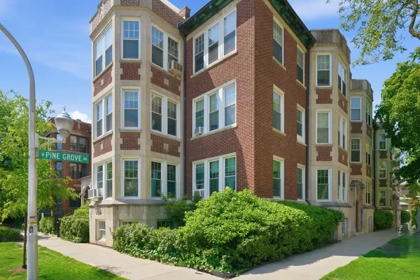 $895,000 | 2948 North Pine Grove Avenue, Unit 2, Chicago, IL 60657
