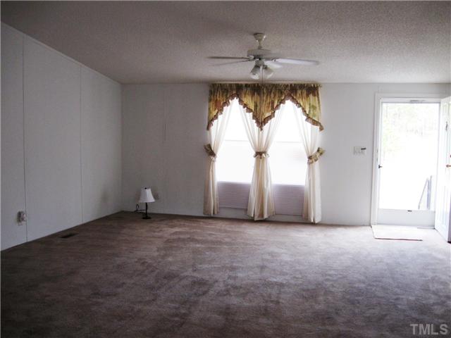1601 Morgan Road Benson, NC 27504 - Photo 3 of 25 Spacious living room with ceiling fan.