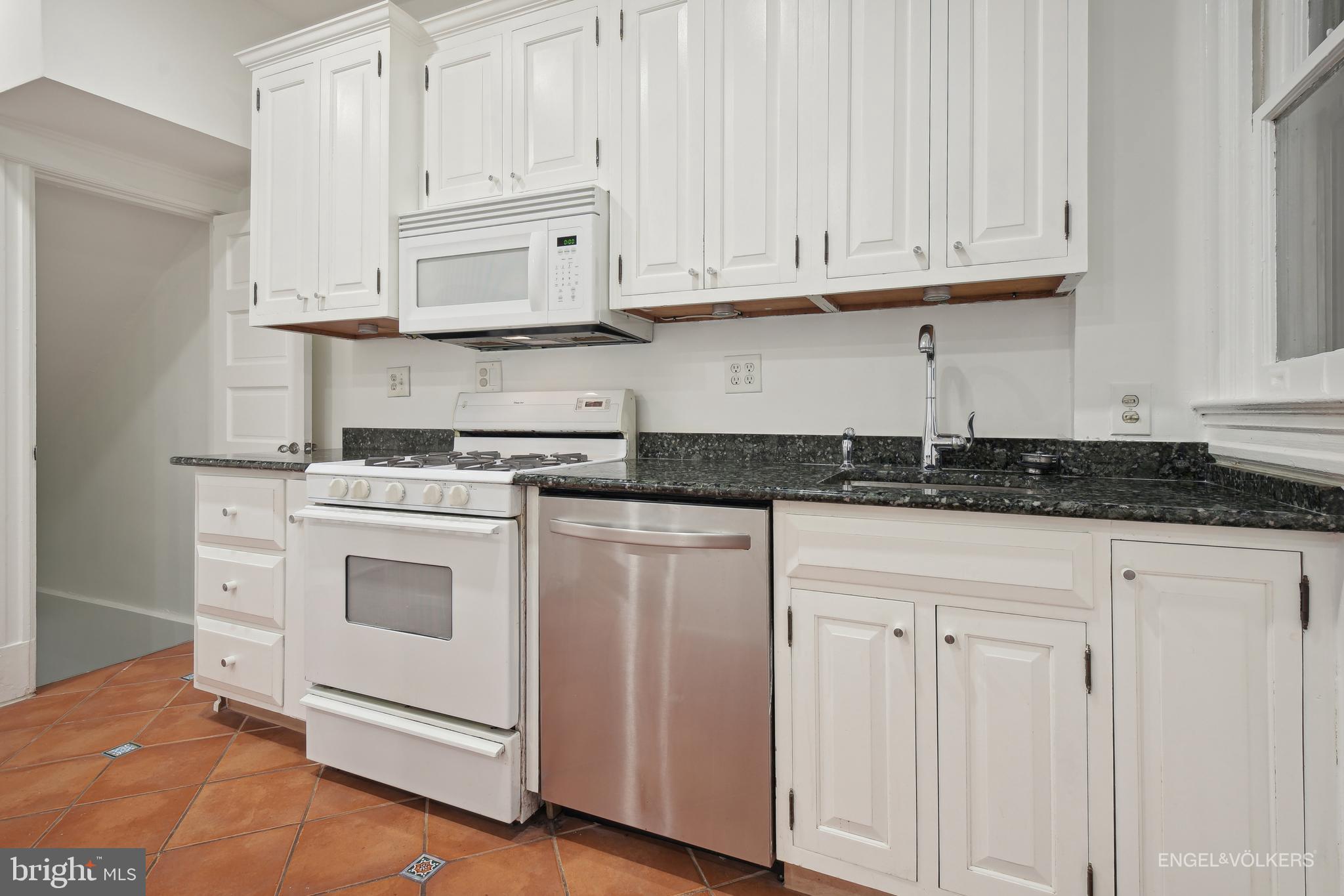 38 Sherman Circle Northwest Washington, DC 20011 - Photo 5 of 15