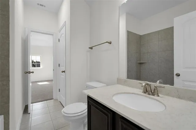 a view of front of a house with a yard