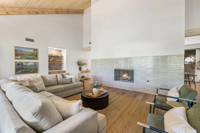 a kitchen that has a lot of cabinets in it