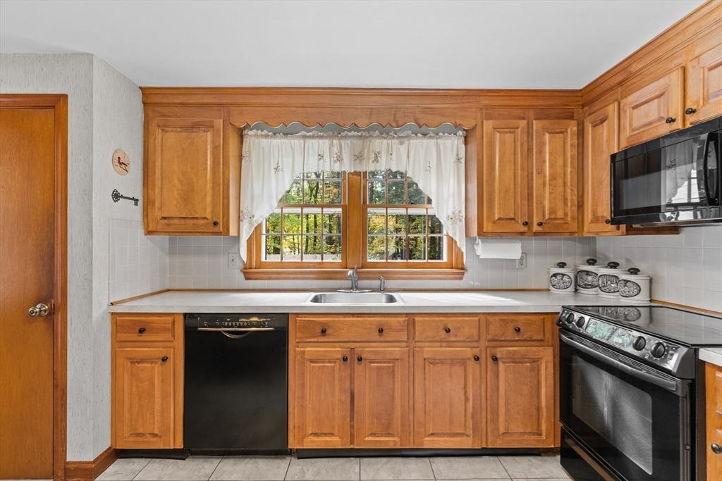13 Conestoga Road Chelmsford, MA 01824 - Photo 8 of 37