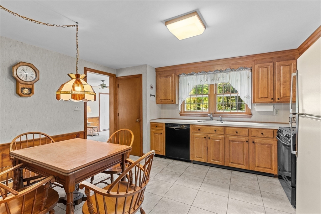 13 Conestoga Road Chelmsford, MA 01824 - Photo 9 of 37