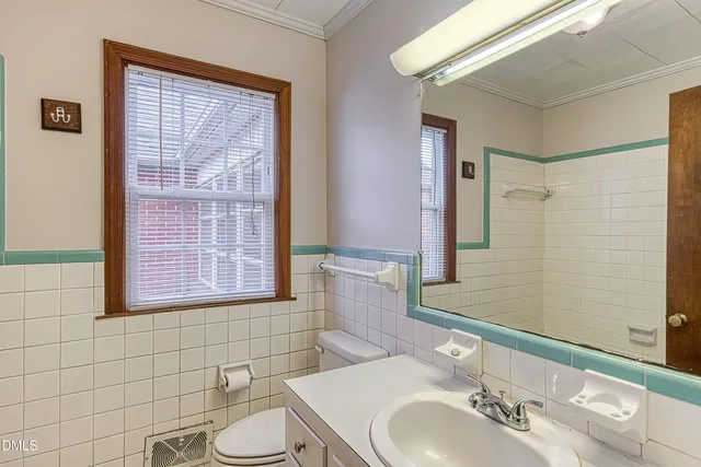 $1,800 | 629 East Main Street, Clayton, NC 27520